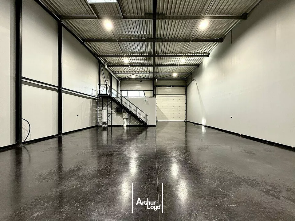  TOURS SUD EST ESVRES - A LOUER LOCAL D'ACTIVITES 305 ET 307 M² - A85 D943