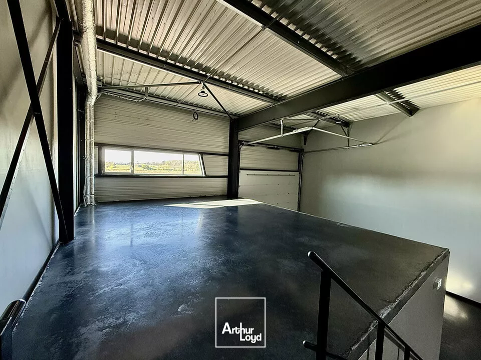  TOURS SUD EST ESVRES - A LOUER LOCAL D'ACTIVITES 305 ET 307 M² - A85 D943