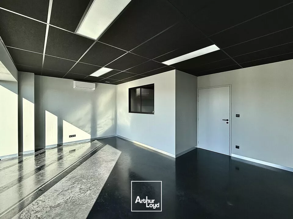  TOURS SUD EST ESVRES - A LOUER LOCAL D'ACTIVITES 305 ET 307 M² - A85 D943