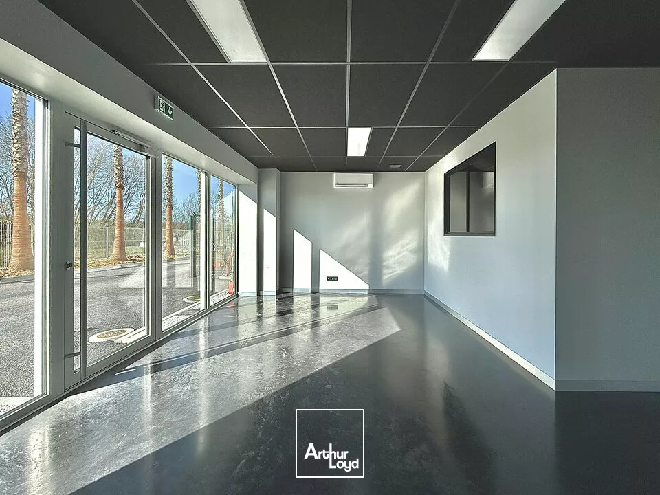  TOURS SUD EST ESVRES - A LOUER LOCAL D'ACTIVITES 305 ET 307 M² - A85 D943