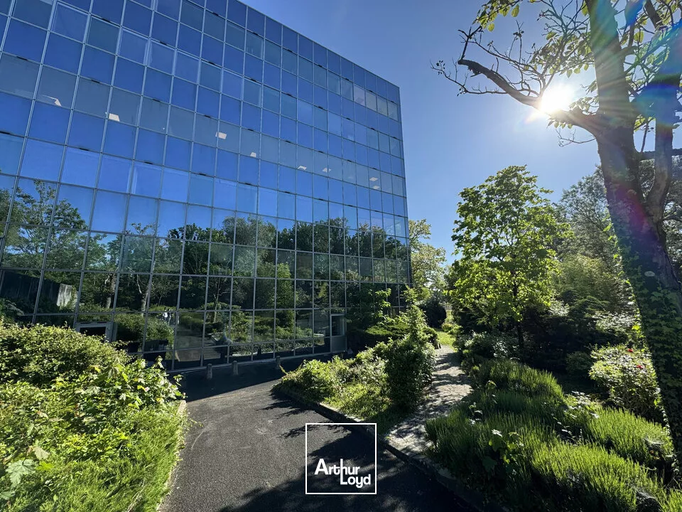 MONTBAZON ENSEMBLE IMMOBILIER LOGISTIQUE ET TERTIAIRE A VENDRE 20 735 M²