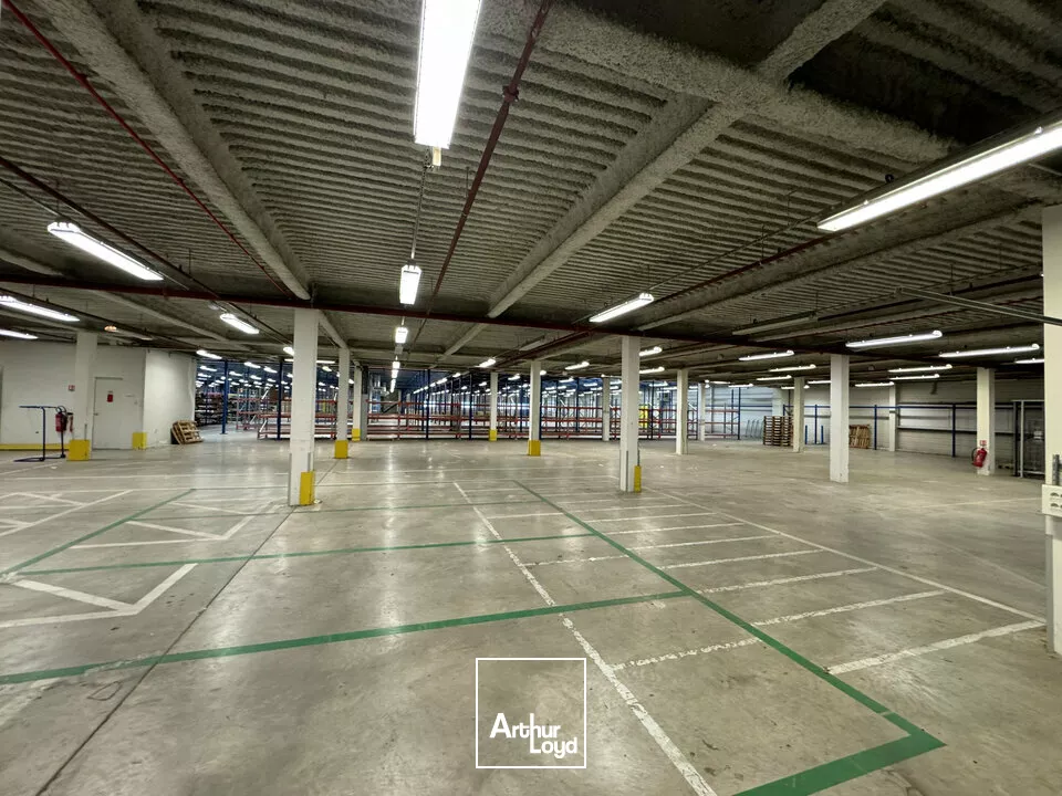 MONTBAZON ENSEMBLE IMMOBILIER LOGISTIQUE ET TERTIAIRE A VENDRE 20 735 M²