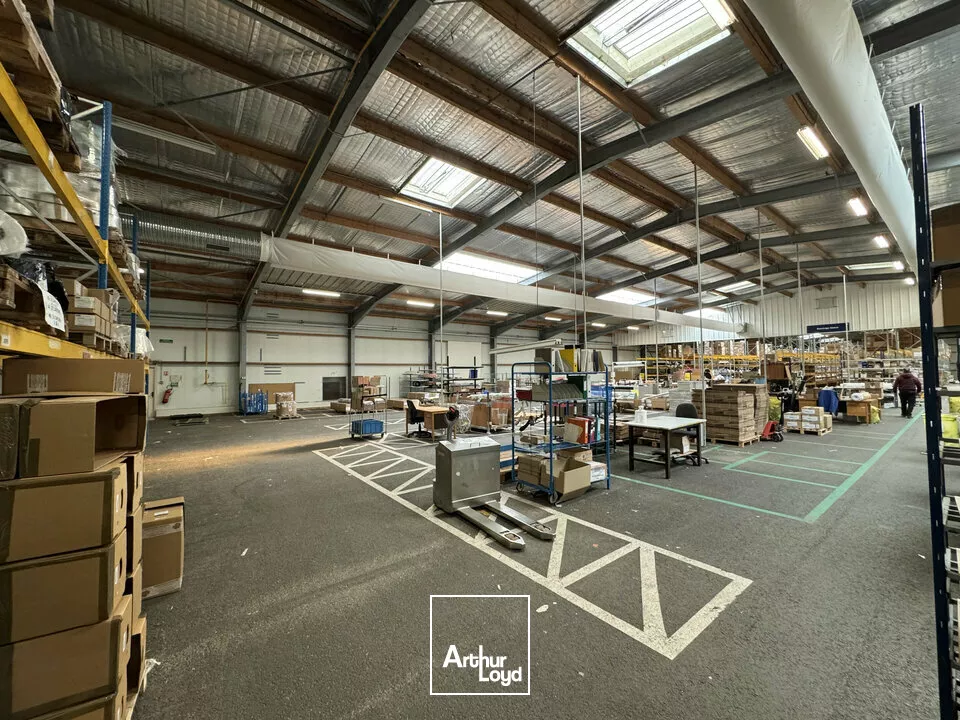 MONTBAZON ENSEMBLE IMMOBILIER LOGISTIQUE ET TERTIAIRE A VENDRE 20 735 M²