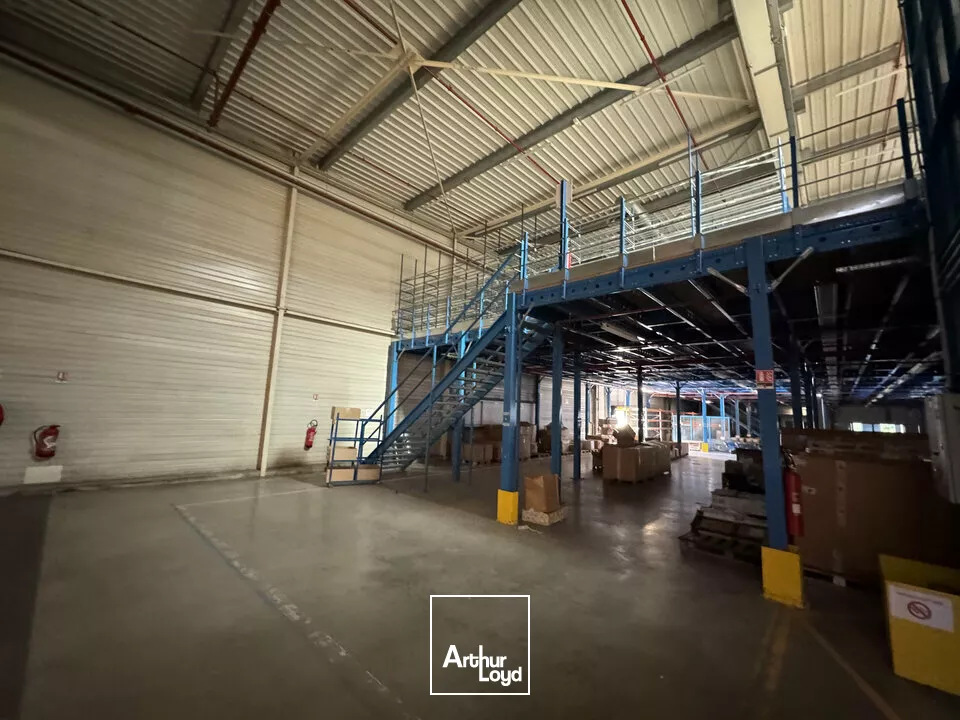 MONTBAZON ENSEMBLE IMMOBILIER LOGISTIQUE ET TERTIAIRE A VENDRE 20 735 M²