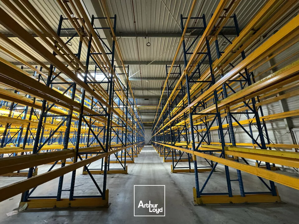 MONTBAZON ENSEMBLE IMMOBILIER LOGISTIQUE ET TERTIAIRE A VENDRE 20 735 M²