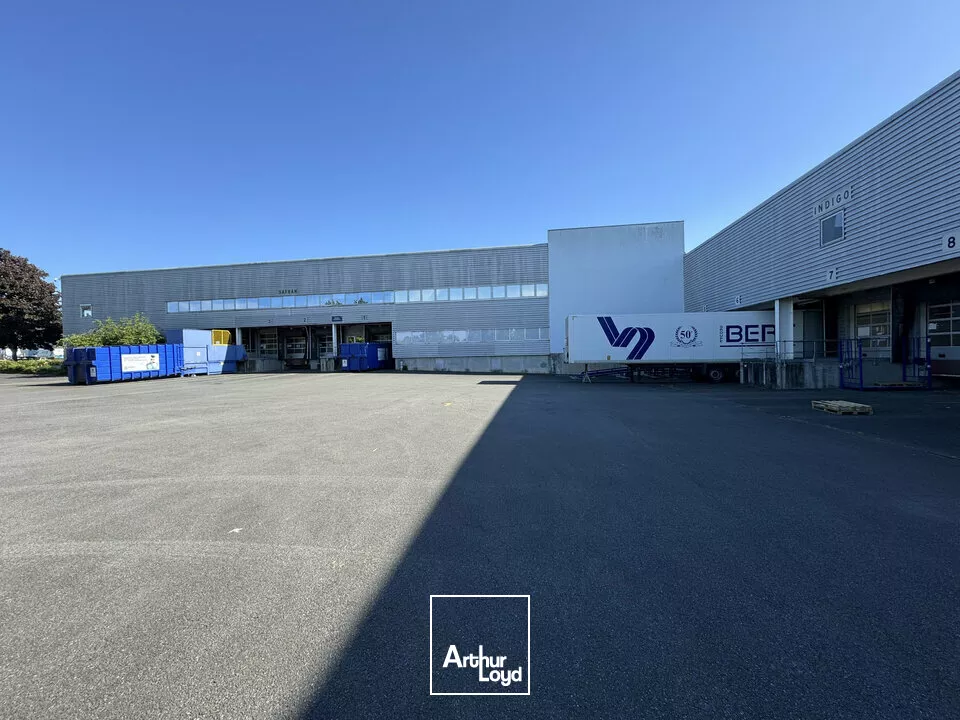 MONTBAZON ENSEMBLE IMMOBILIER LOGISTIQUE ET TERTIAIRE A VENDRE 20 735 M²