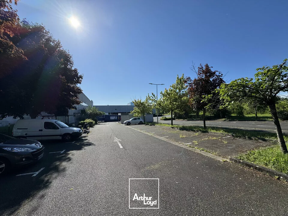 MONTBAZON ENSEMBLE IMMOBILIER LOGISTIQUE ET TERTIAIRE A VENDRE 20 735 M²
