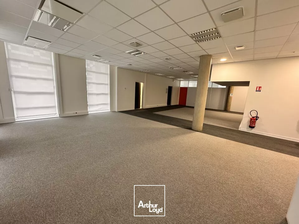 TOURS SUD QUARTIER LES 2 LIONS - A LOUER BUREAUX 229 M², EN RDC, ET 4 PARKINGS