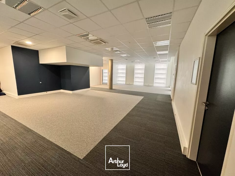 TOURS SUD QUARTIER LES 2 LIONS - A LOUER BUREAUX 229 M², EN RDC, ET 4 PARKINGS
