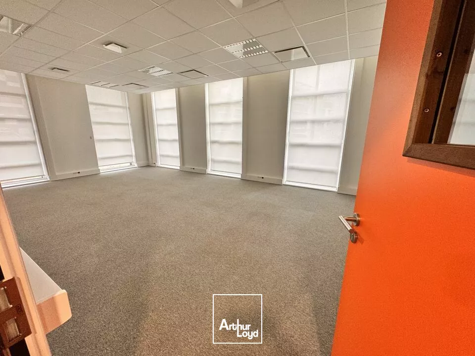 TOURS SUD QUARTIER LES 2 LIONS - A LOUER BUREAUX 229 M², EN RDC, ET 4 PARKINGS