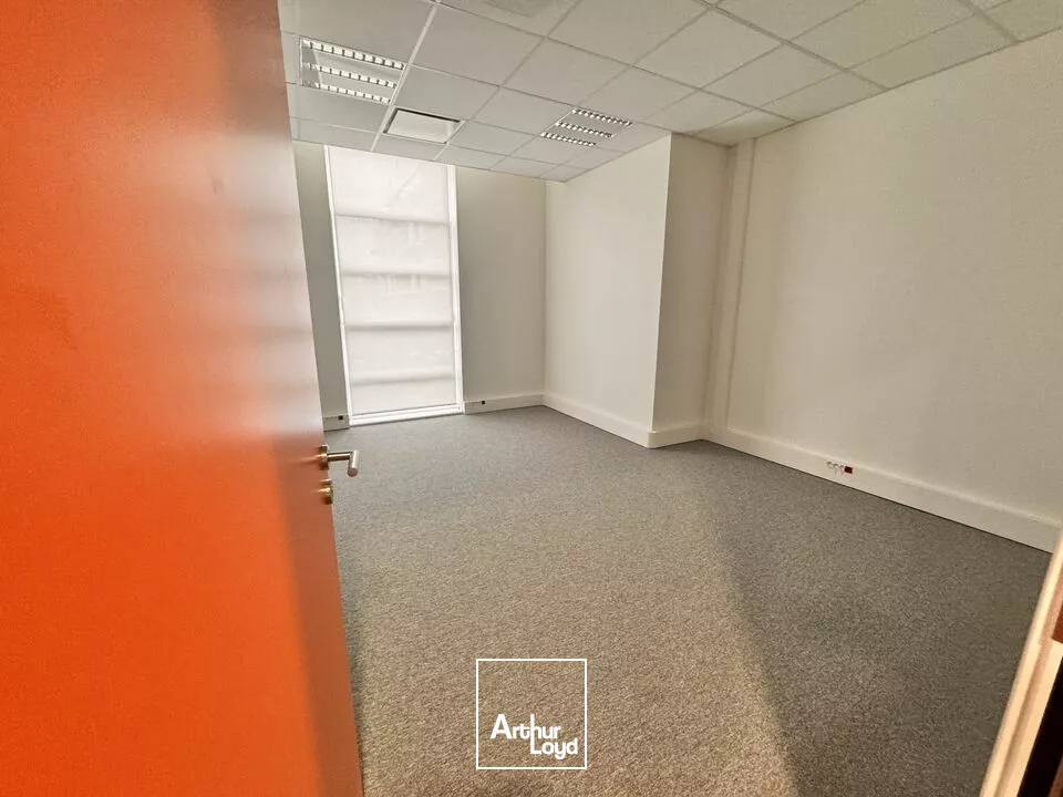 TOURS SUD QUARTIER LES 2 LIONS - A LOUER BUREAUX 229 M², EN RDC, ET 4 PARKINGS