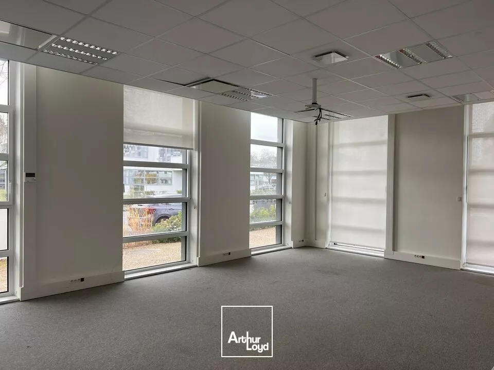 TOURS SUD QUARTIER LES 2 LIONS - A LOUER BUREAUX 229 M², EN RDC, ET 4 PARKINGS