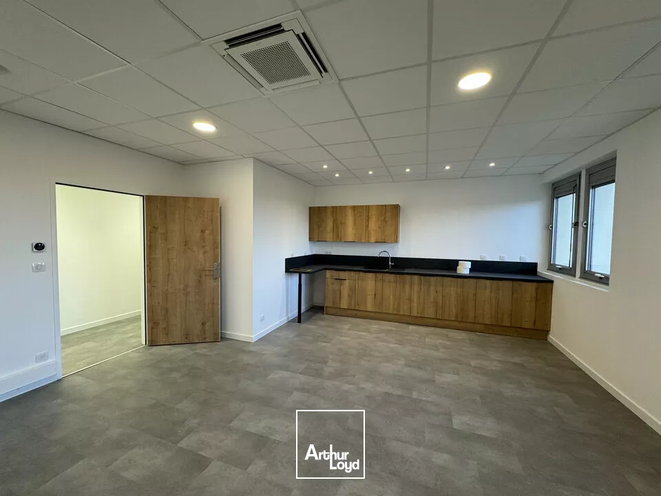 TOURS METROPOLE BUREAUX A LOUER 890 M² REMIS A NEUF