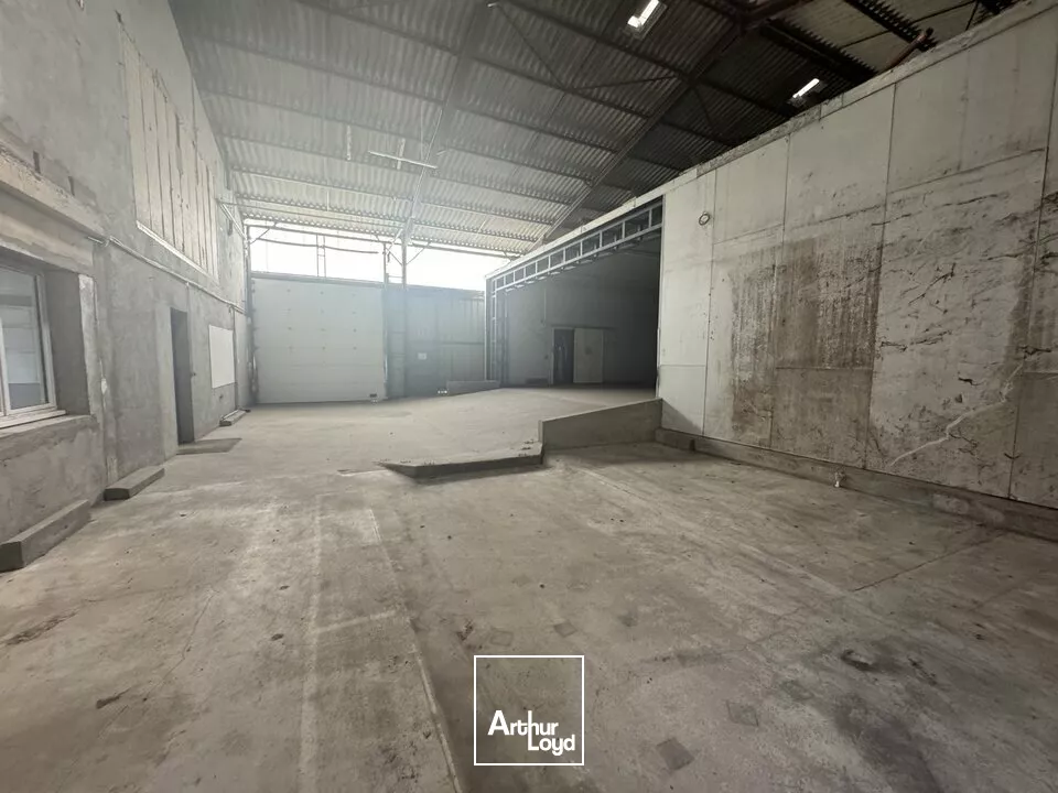 AMBOISE NORD NAZELLES-NEGRON POUJEAUX - A VENDRE BATIMENT 1 213 M ² TERRAIN 5 395 M²