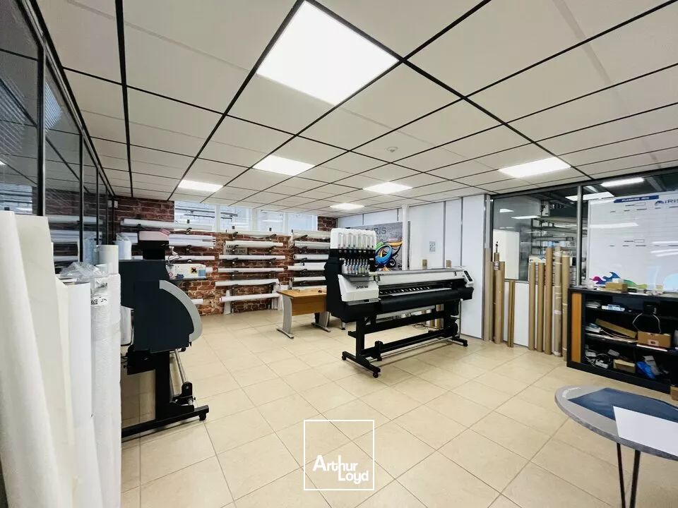 A VENDRE - LOCAUX D' ACTIVITÉS 2 280 m2 PROCHE CENTRE VILLE. 