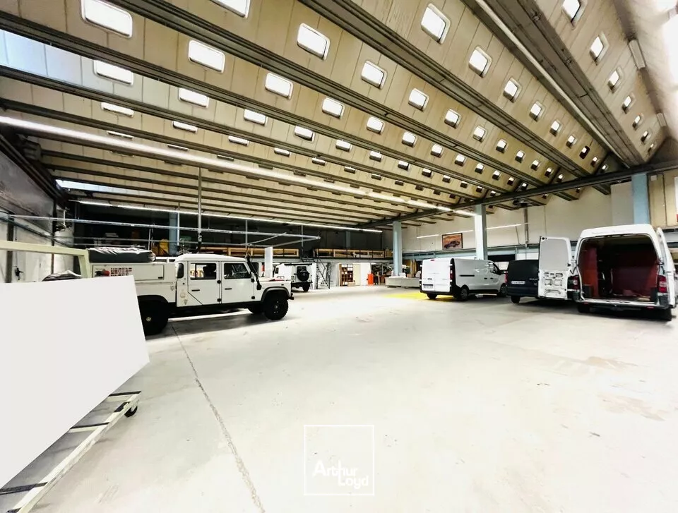 A VENDRE - LOCAUX D' ACTIVITÉS 2 280 m2 PROCHE CENTRE VILLE. 