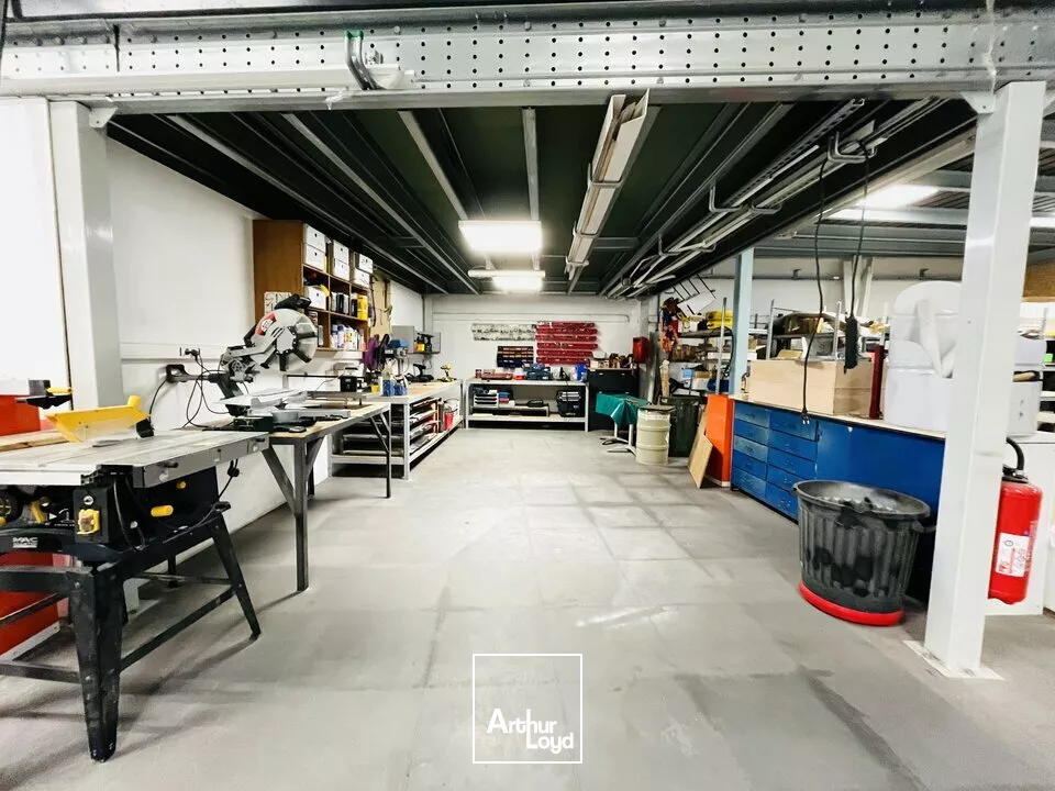 A VENDRE - LOCAUX D' ACTIVITÉS 2 280 m2 PROCHE CENTRE VILLE. 