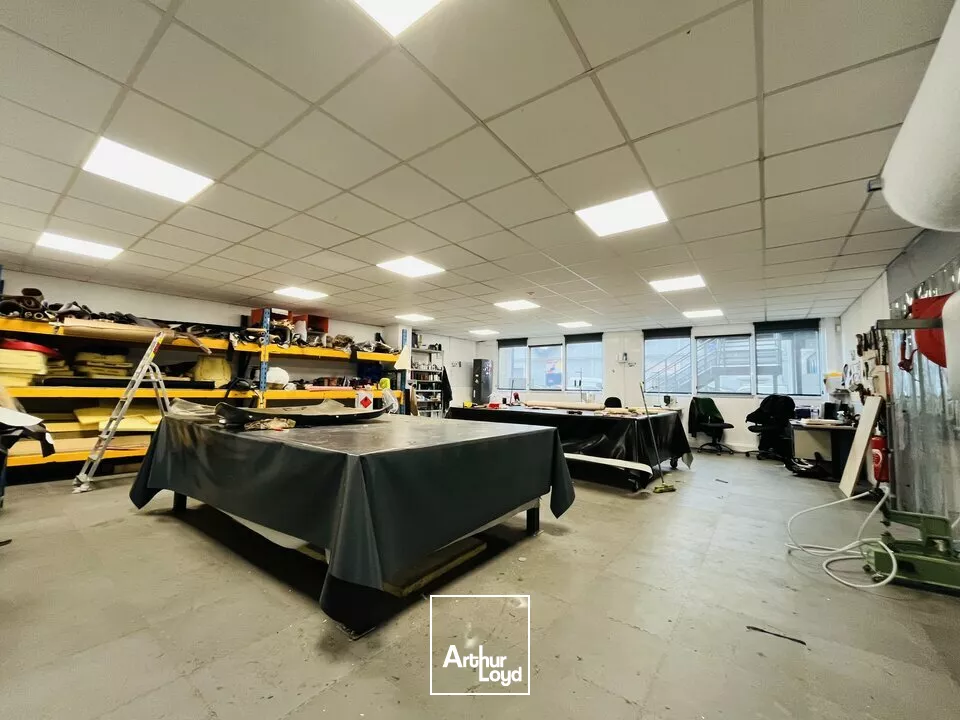 A VENDRE - LOCAUX D' ACTIVITÉS 2 280 m2 PROCHE CENTRE VILLE. 