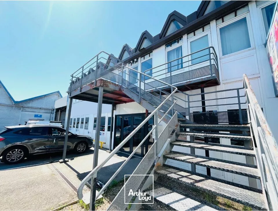 A VENDRE - LOCAUX D' ACTIVITÉS 2 280 m2 PROCHE CENTRE VILLE. 