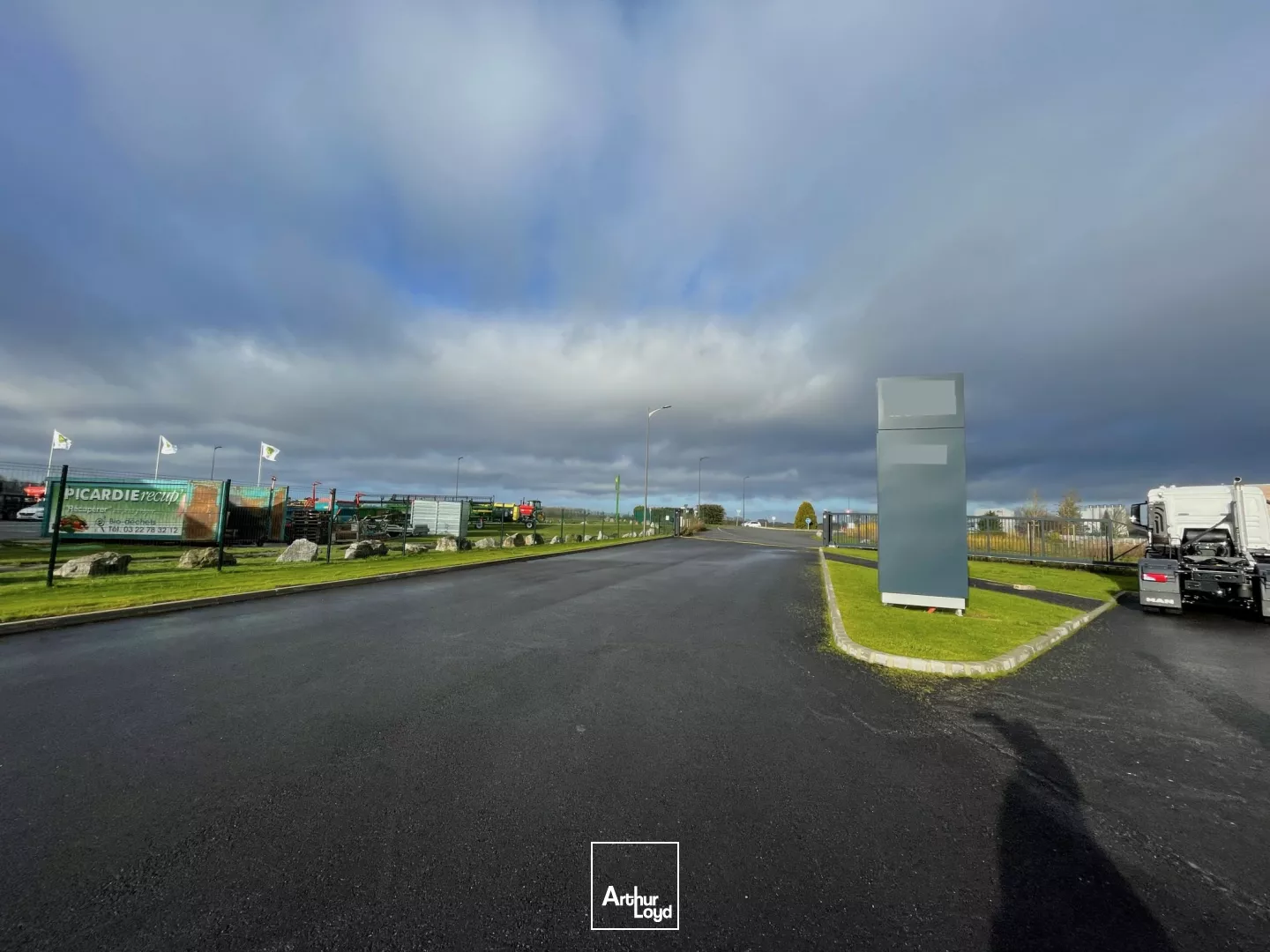 TERRAINS INDUSTRIELS VIABILISÉS - A VENDRE - DIVISIBLES A PARTIR DE 3 771 M2 - SAINT-QUENTIN