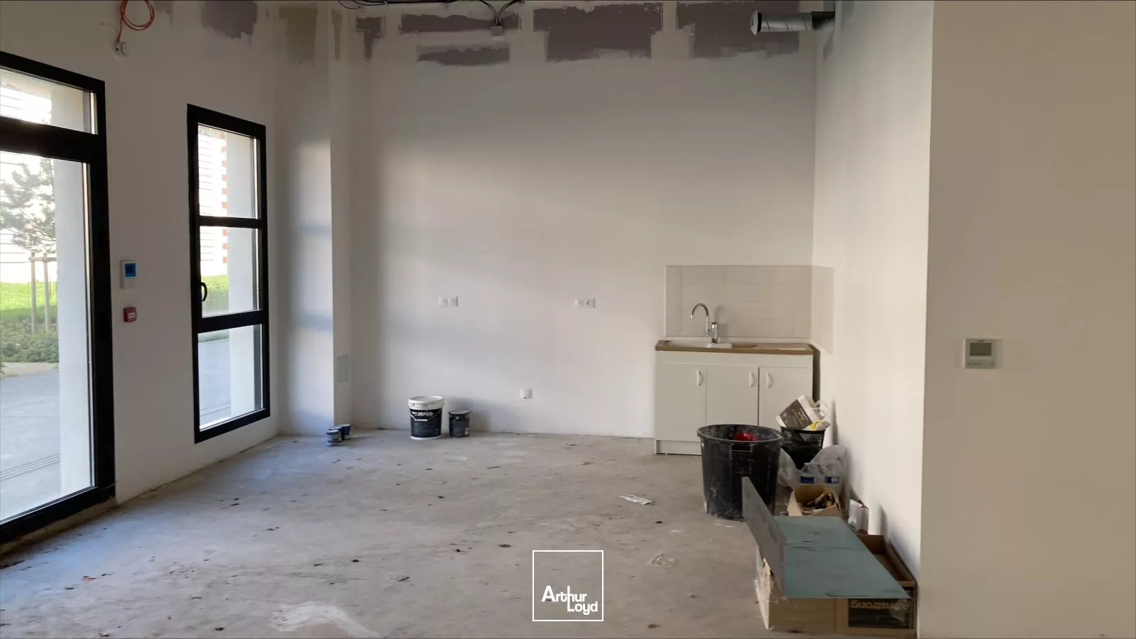 6 locaux lumineux de 100 à 200m2 à vendre ou à louer avec accès PMR à Soissons.