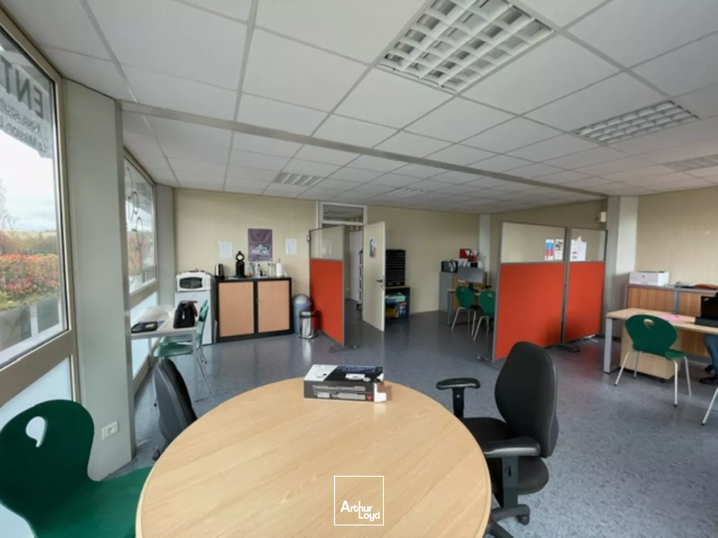 Situé en zone d'activité, un immeuble de bureau d'une surface de 295 m2 environ à louer à Villers Cotterêts avec parking VL.