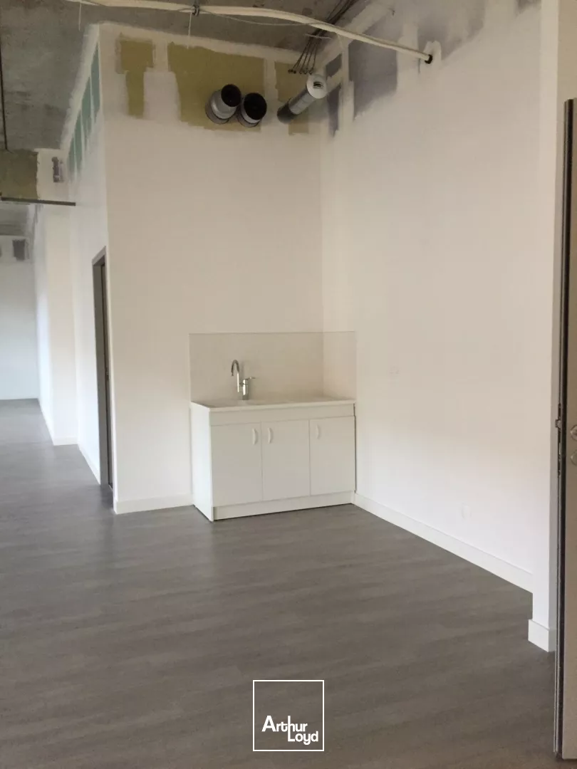 6 locaux lumineux de 100 à 200m2 à vendre ou à louer avec accès PMR à Soissons.