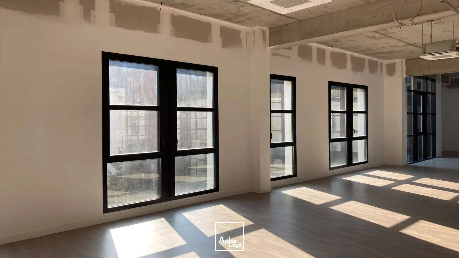 6 locaux lumineux de 100 à 200m2 à vendre ou à louer avec accès PMR à Soissons.