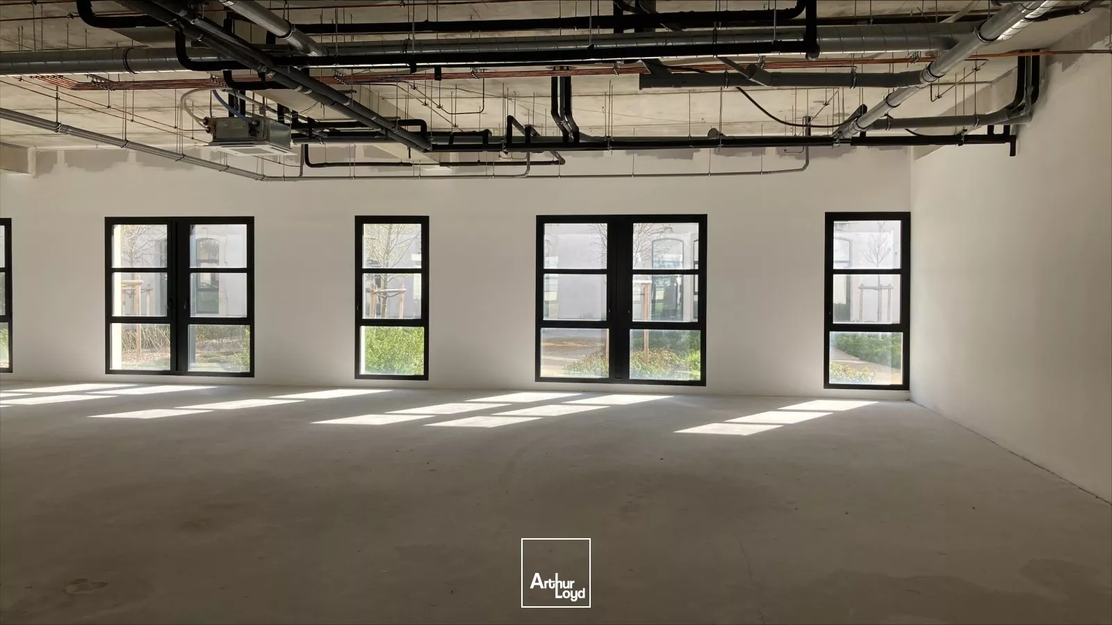 6 locaux lumineux de 100 à 200m2 à vendre ou à louer avec accès PMR à Soissons.