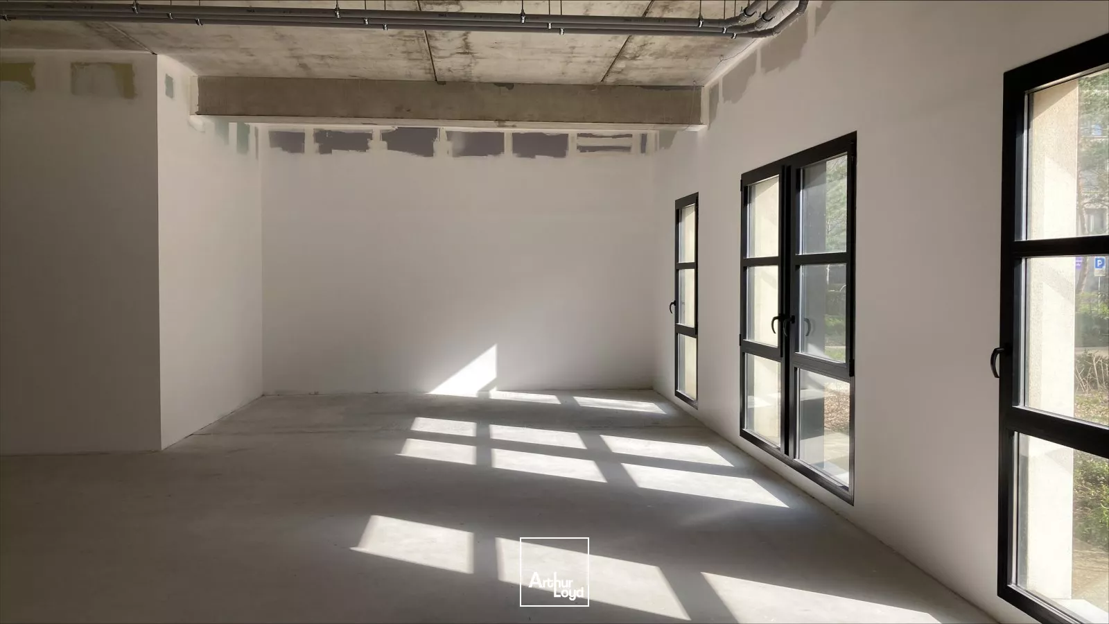 6 locaux lumineux de 100 à 200m2 à vendre ou à louer avec accès PMR à Soissons.