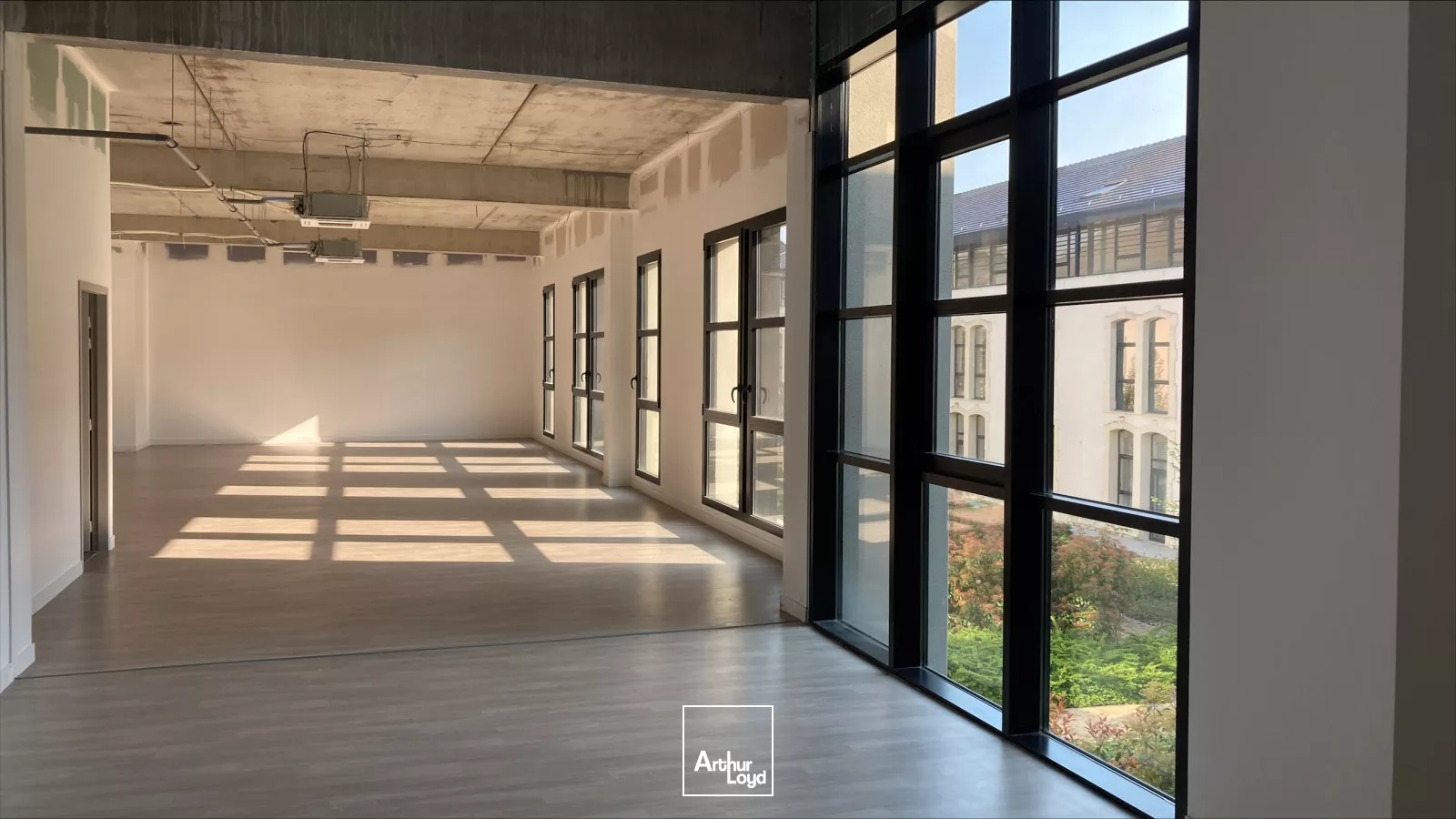 6 locaux lumineux de 100 à 200m2 à vendre ou à louer avec accès PMR à Soissons.