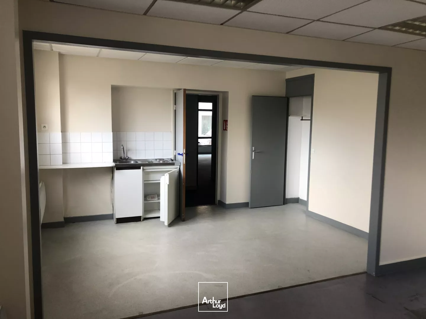 LOCAL COMMERCIAL - 214 m2 - À LOUER - BEAUVAIS CENTRE VILLE