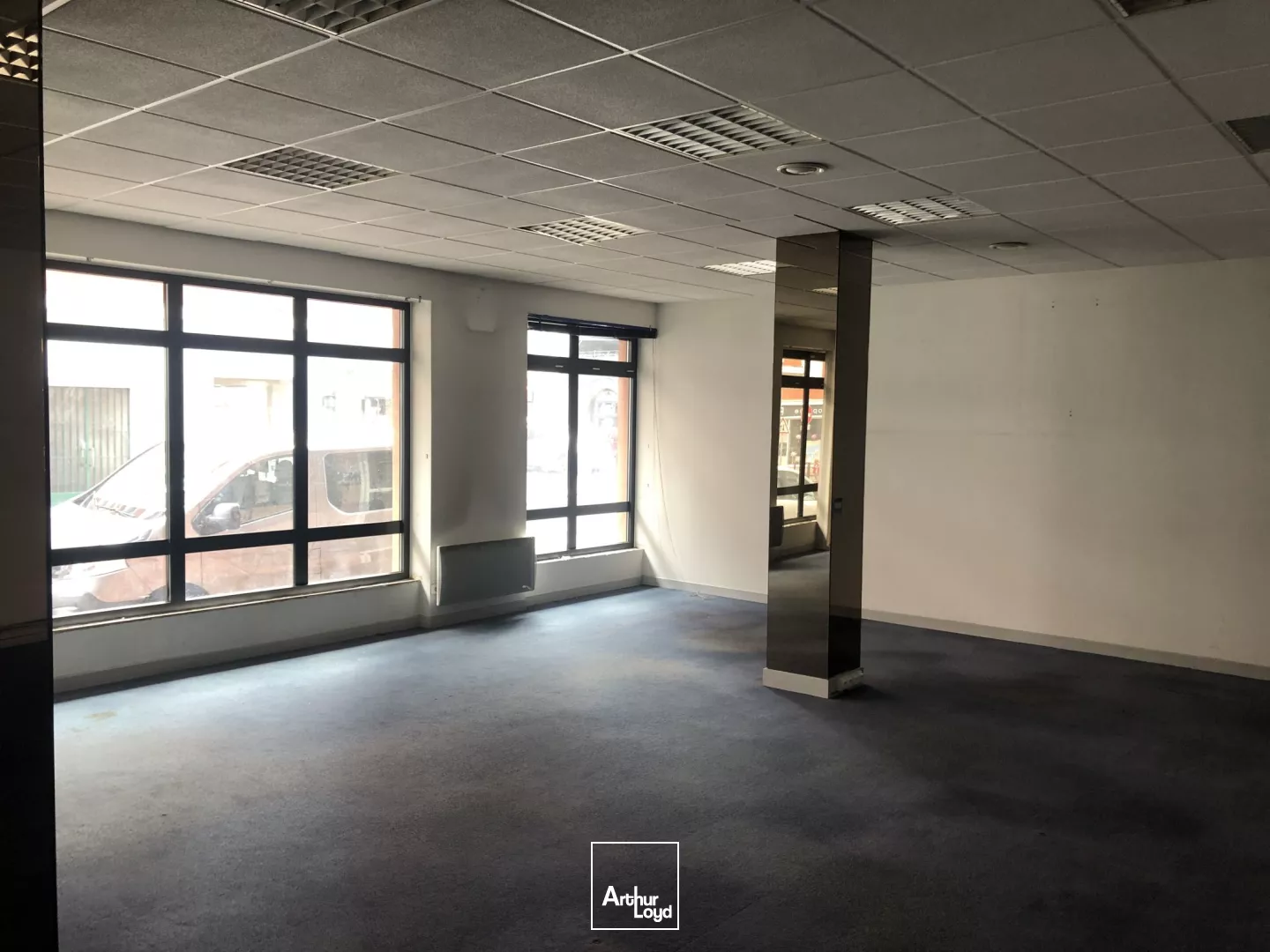 LOCAL COMMERCIAL - 214 m2 - À LOUER - BEAUVAIS CENTRE VILLE