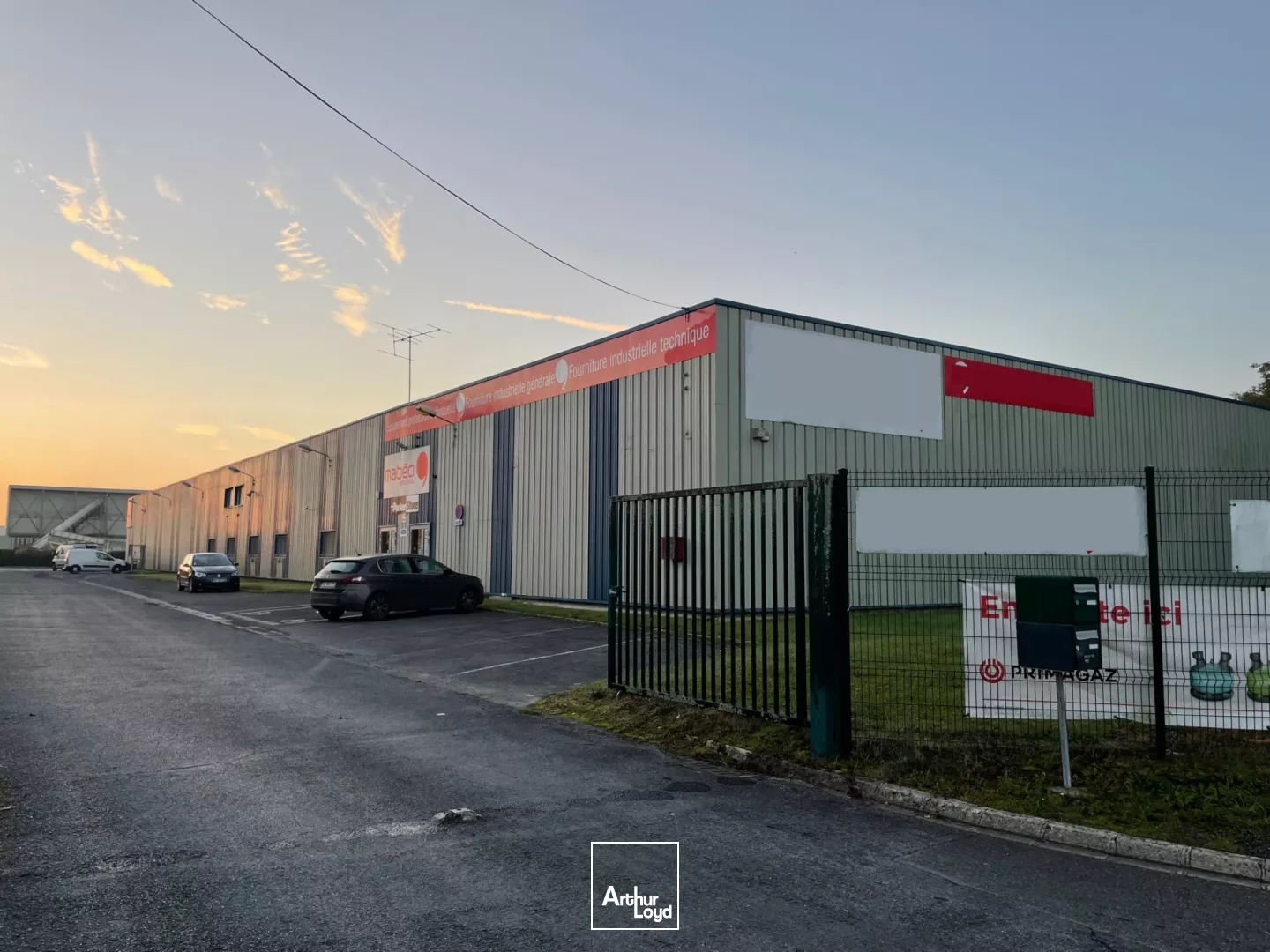 CELLULE DE 600 M2 POUR UNE ACTIVITÉ DE NEGOCE BTOB - Z.I. NOYON