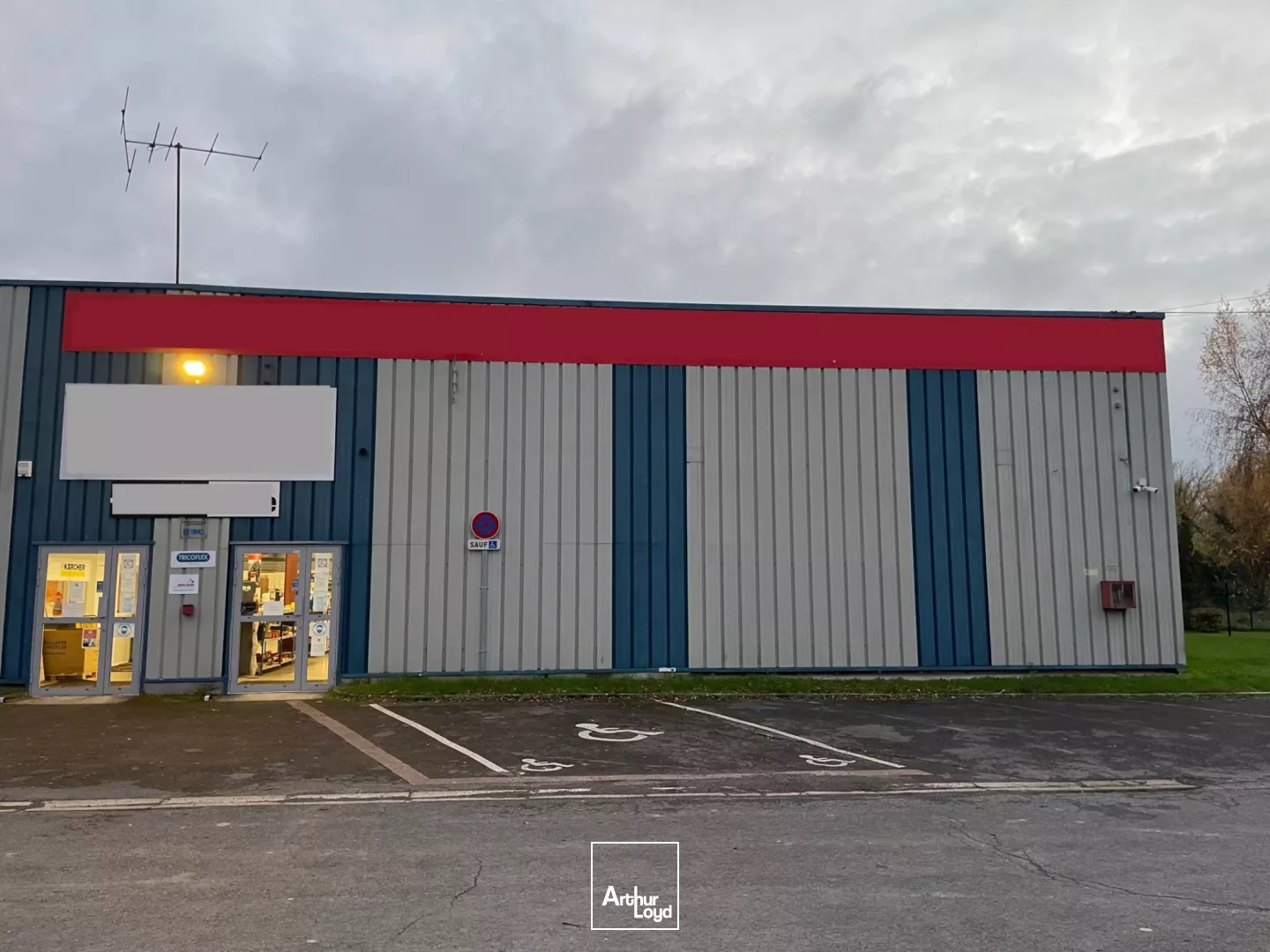 CELLULE DE 600 M2 POUR UNE ACTIVITÉ DE NEGOCE BTOB - Z.I. NOYON