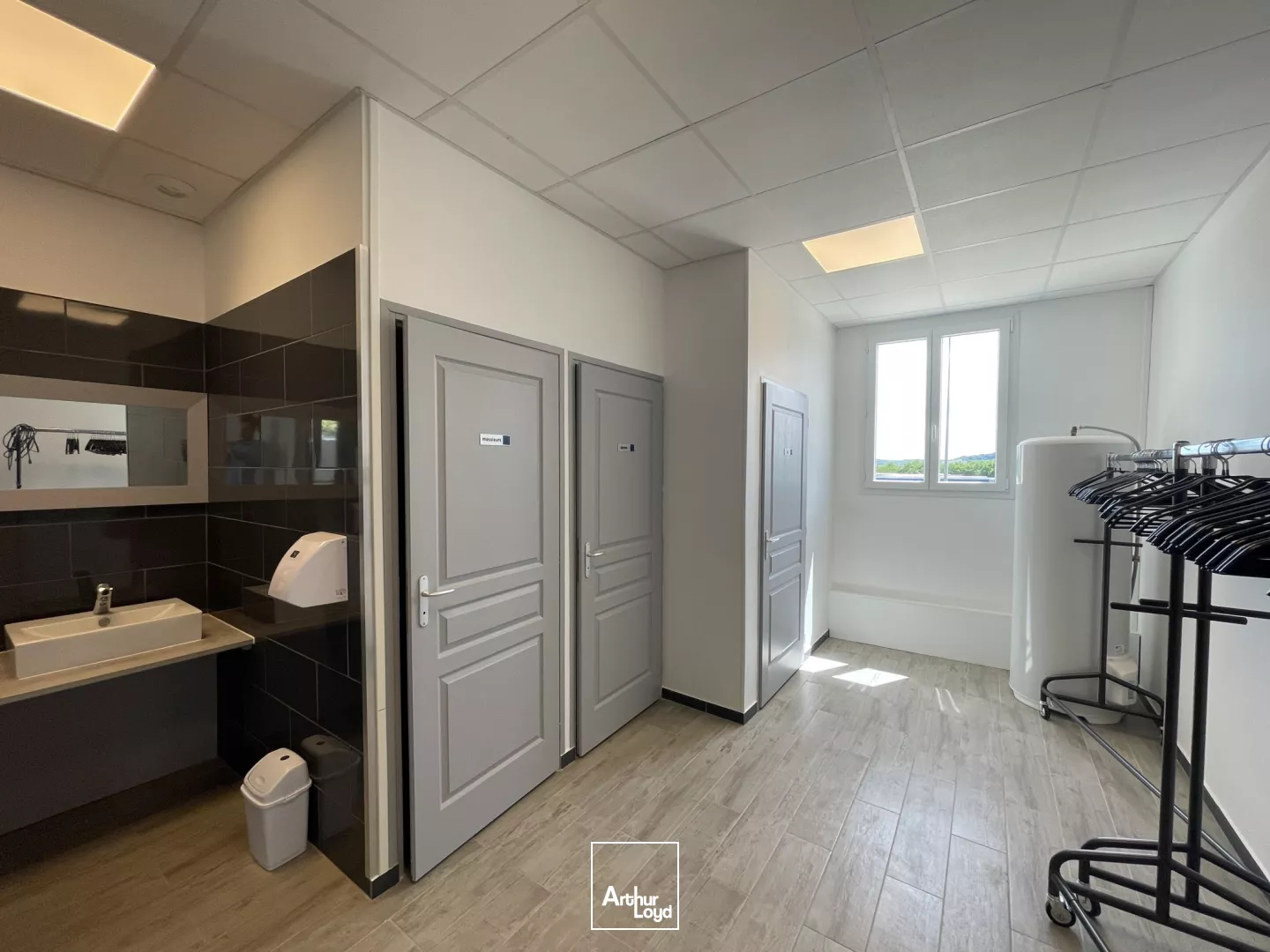 1400m2 environ de bureaux et 220m2 environ d'annexes à vendre à Bresles