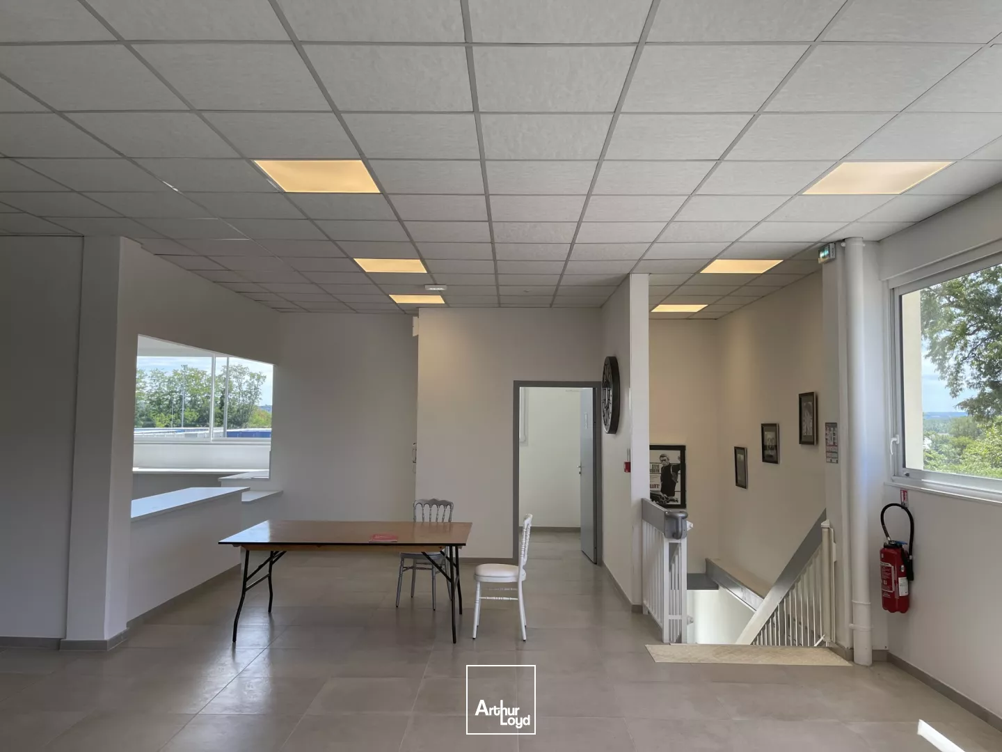 1400m2 environ de bureaux et 220m2 environ d'annexes à vendre à Bresles