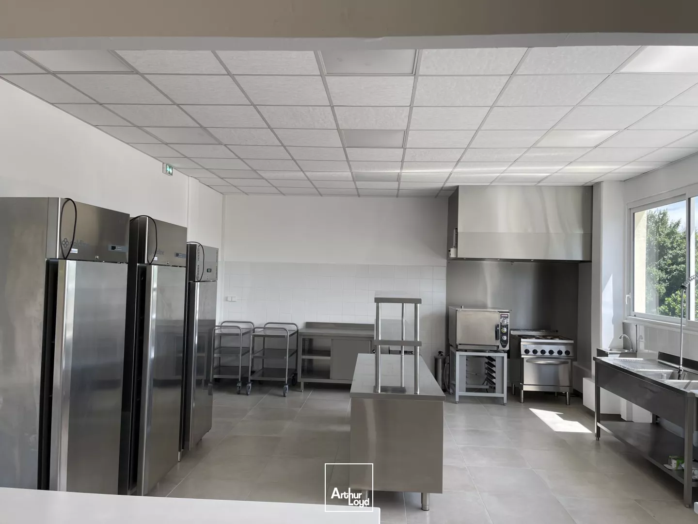 1400m2 environ de bureaux et 220m2 environ d'annexes à vendre à Bresles