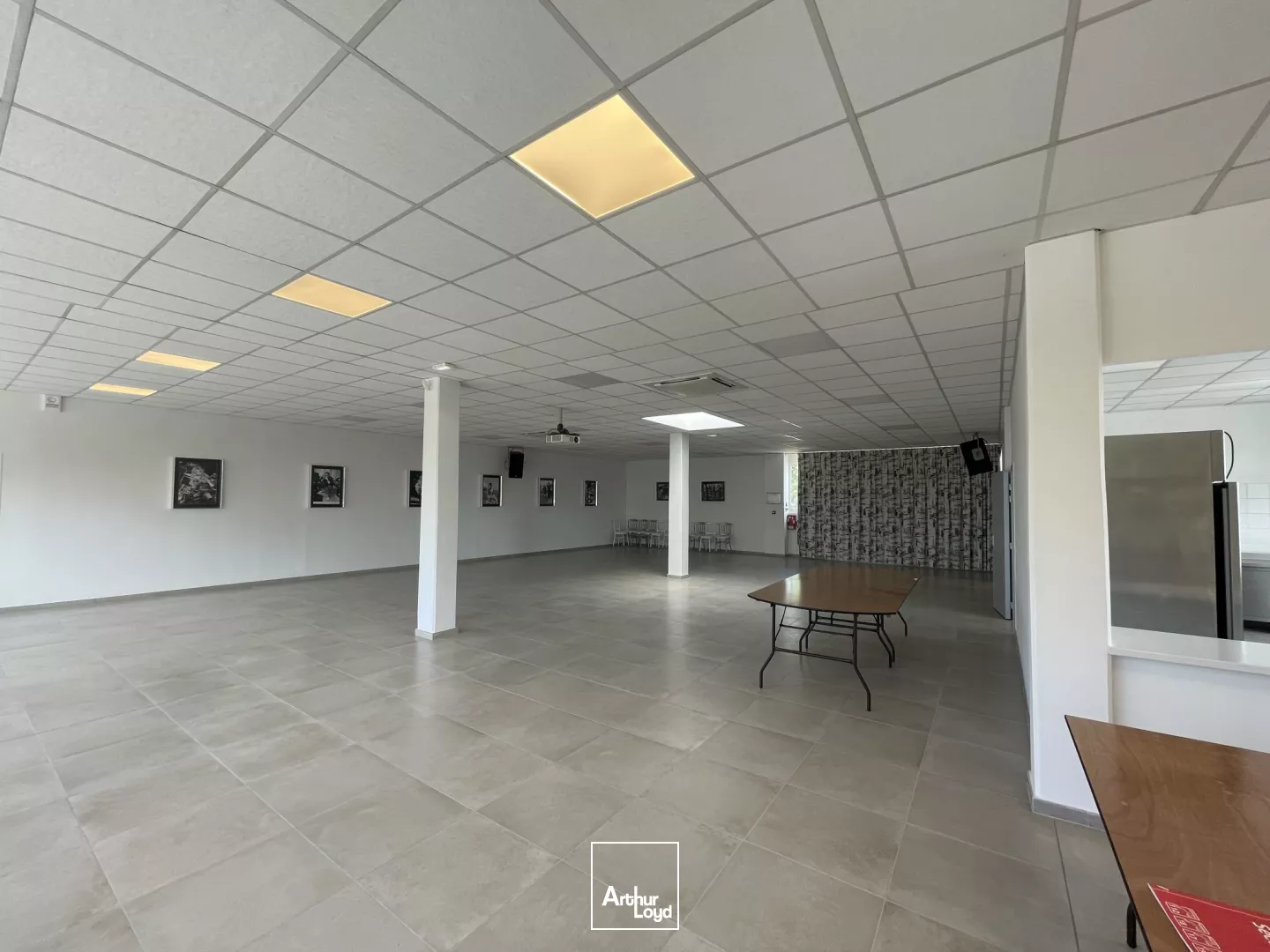 1400m2 environ de bureaux et 220m2 environ d'annexes à vendre à Bresles