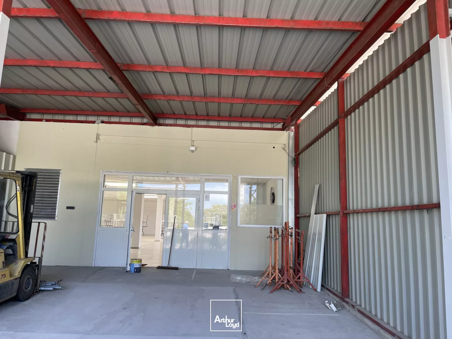 1400m2 environ de bureaux et 220m2 environ d'annexes à vendre à Bresles