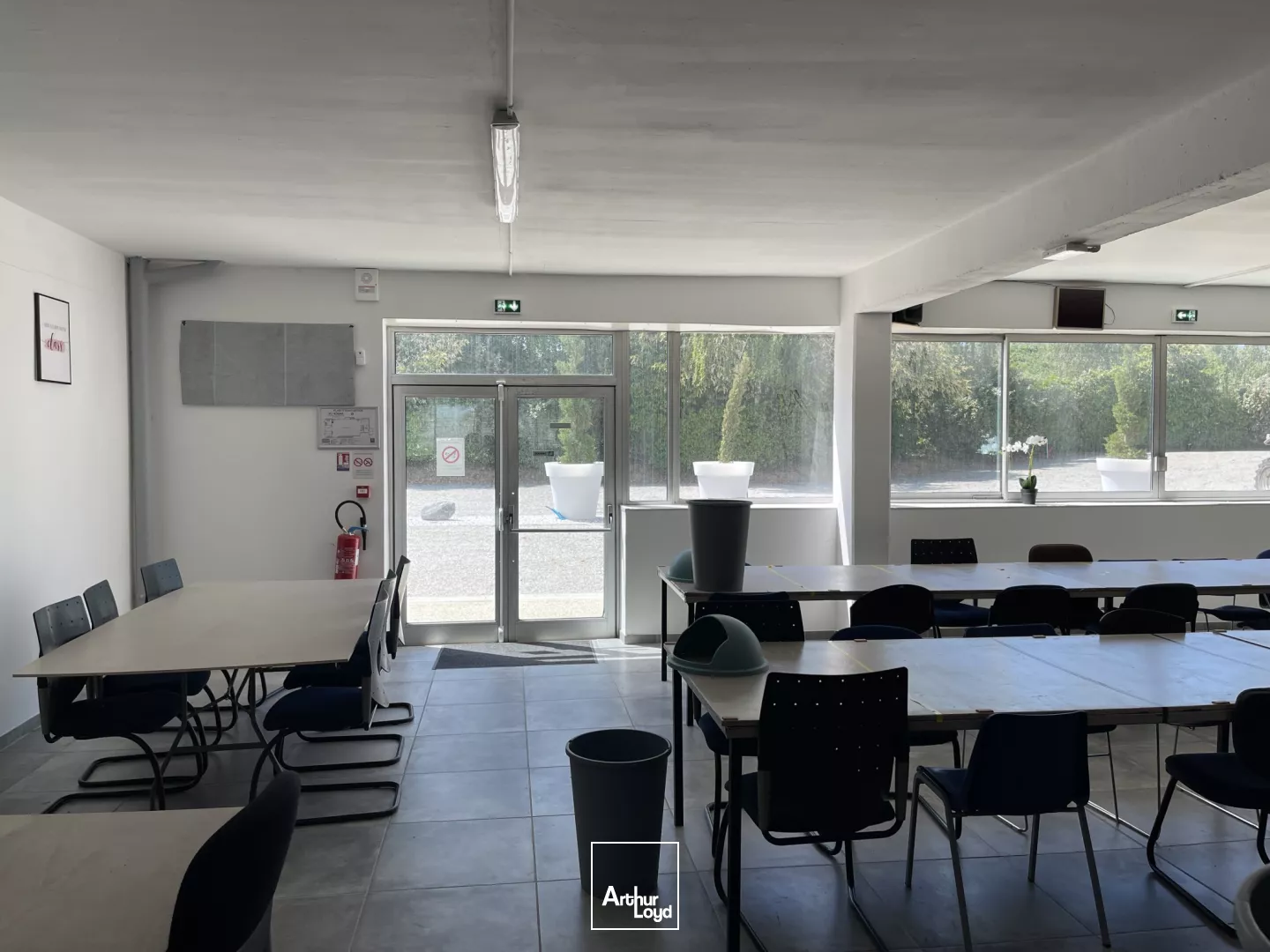 1400m2 environ de bureaux et 220m2 environ d'annexes à vendre à Bresles