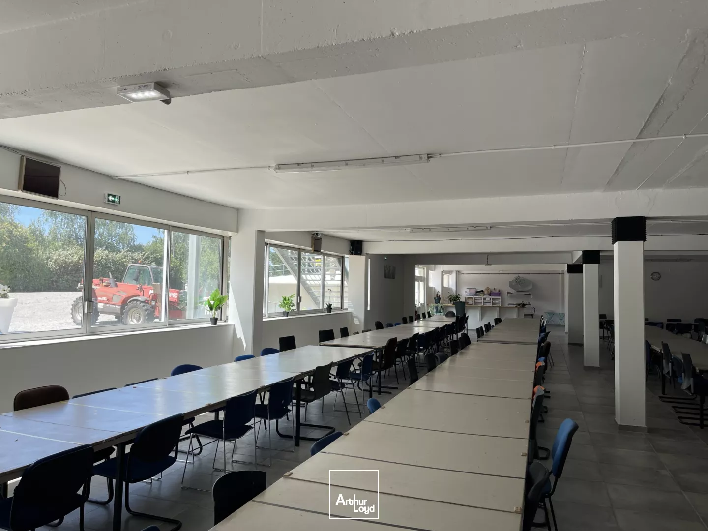 1400m2 environ de bureaux et 220m2 environ d'annexes à vendre à Bresles