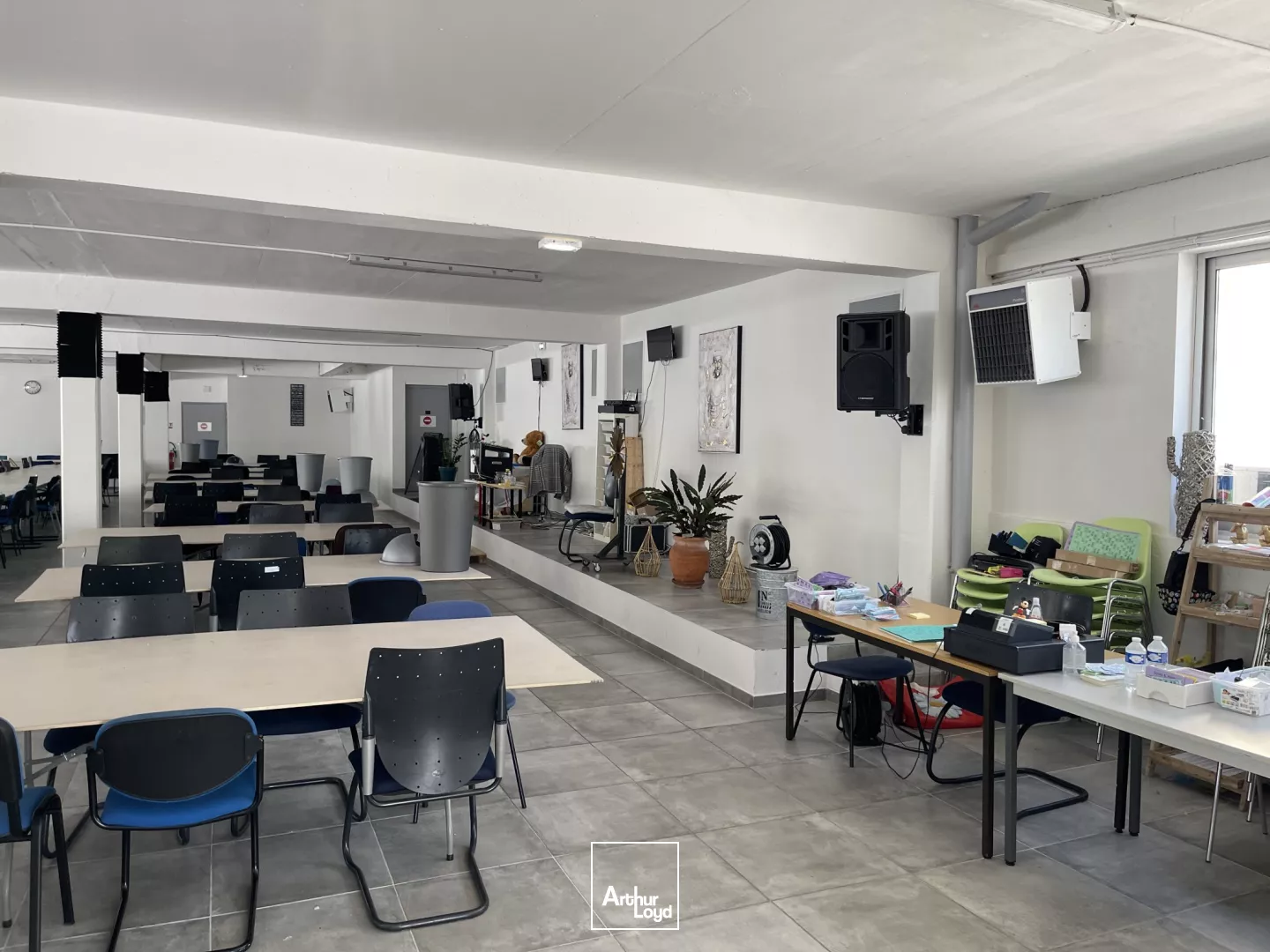 1400m2 environ de bureaux et 220m2 environ d'annexes à vendre à Bresles