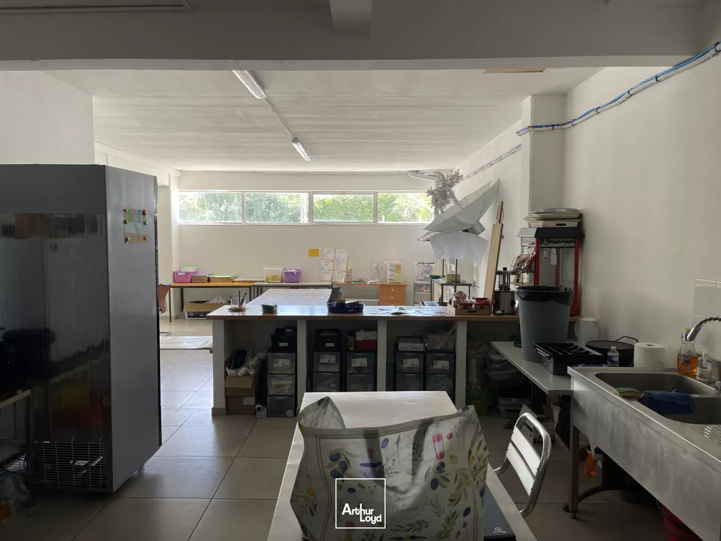 1400m2 environ de bureaux et 220m2 environ d'annexes à vendre à Bresles