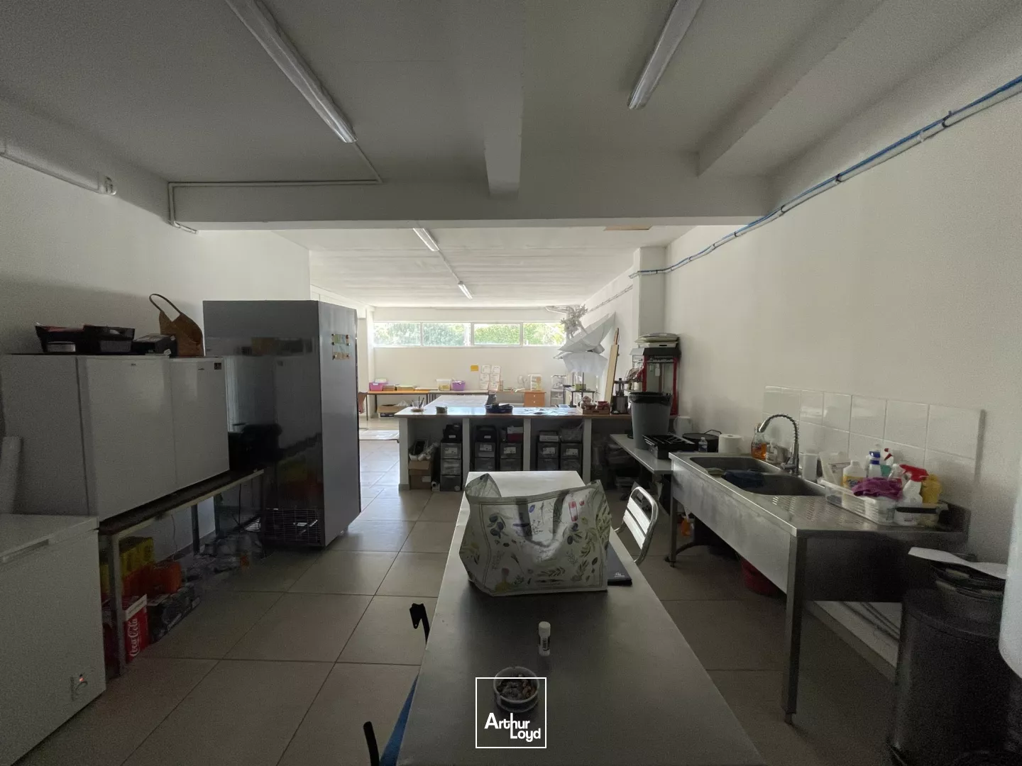 1400m2 environ de bureaux et 220m2 environ d'annexes à vendre à Bresles