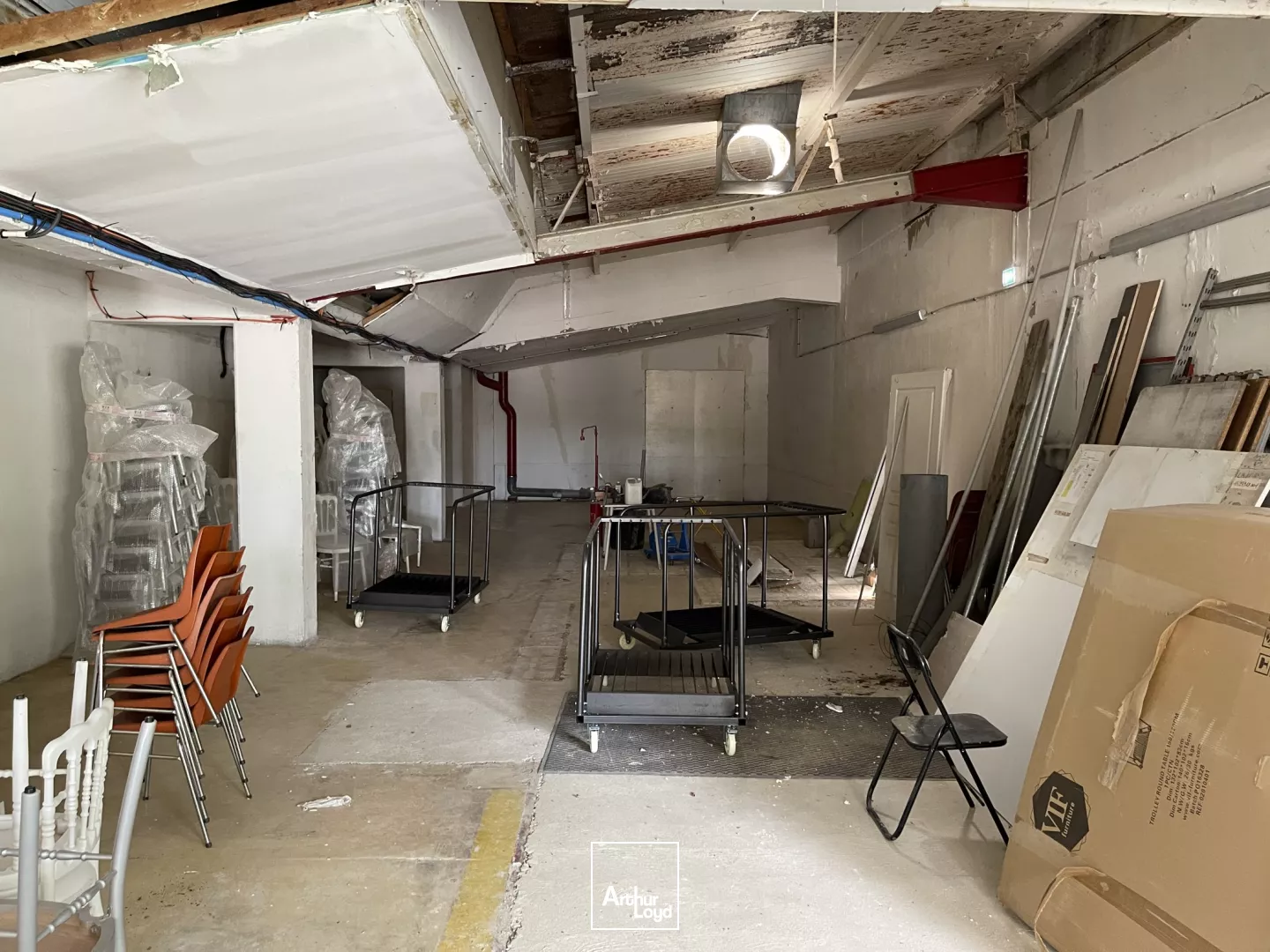 1400m2 environ de bureaux et 220m2 environ d'annexes à vendre à Bresles