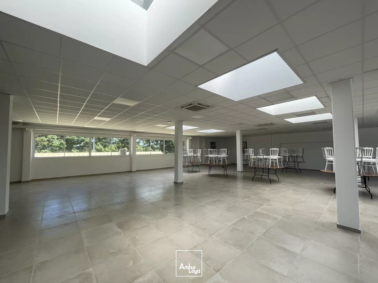 1400m2 environ de bureaux et 220m2 environ d'annexes à vendre à Bresles