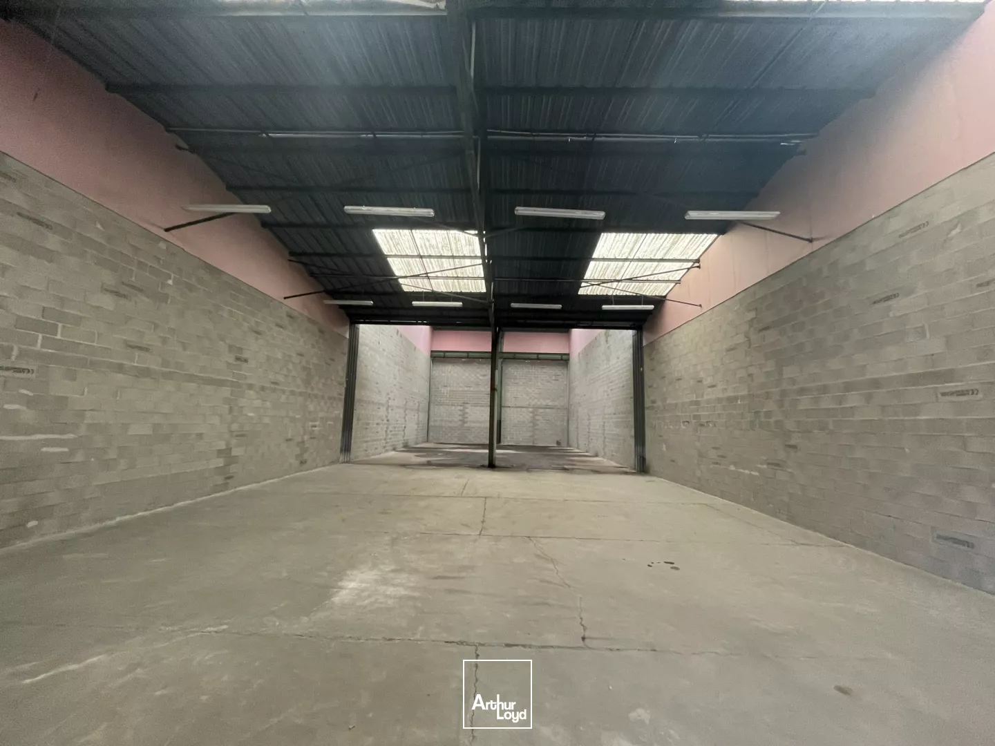 Locaux d'activités divisibles à vendre à Beauvais, quartier de la gare. 