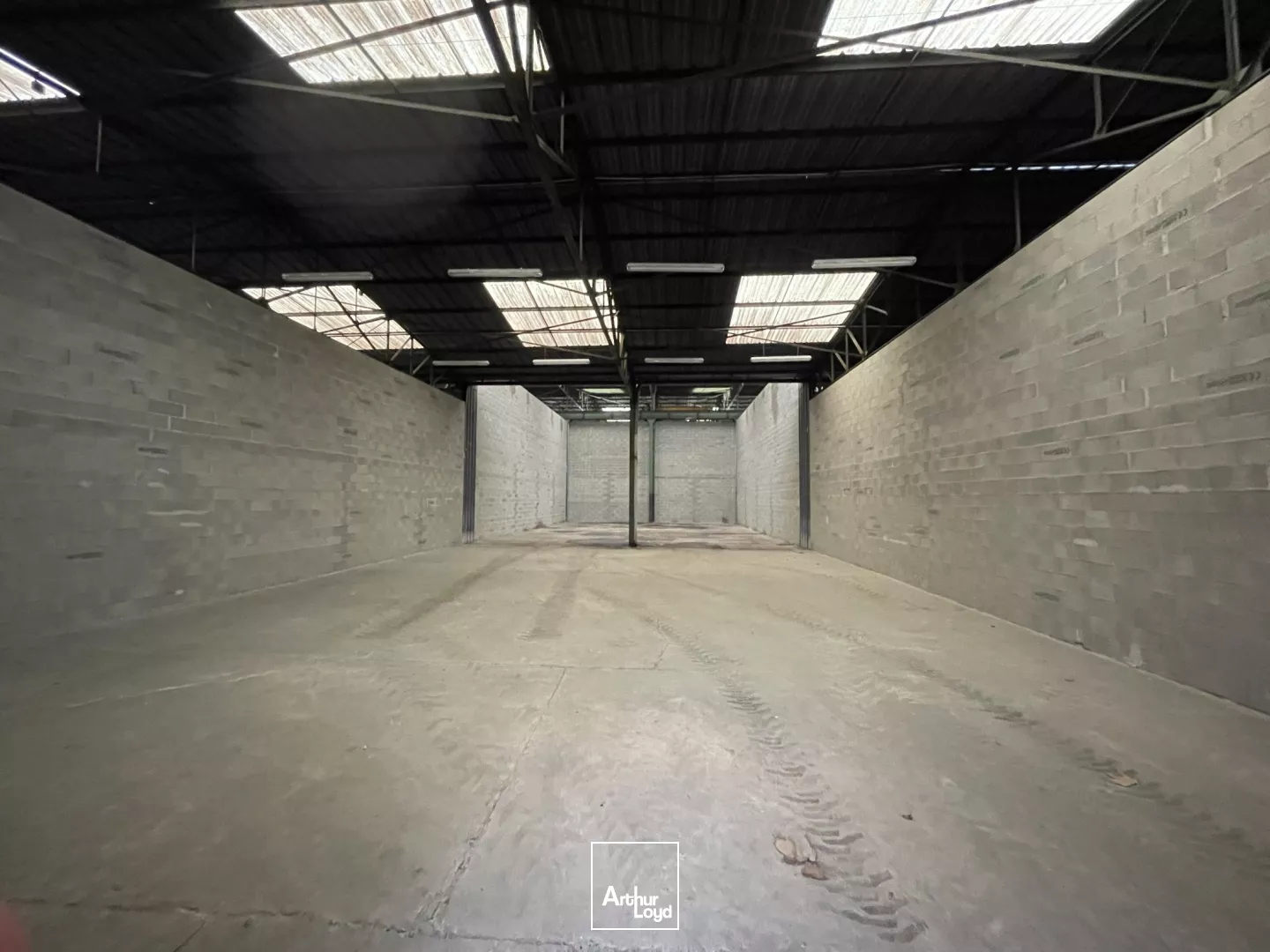 Locaux d'activités divisibles à vendre à Beauvais, quartier de la gare. 