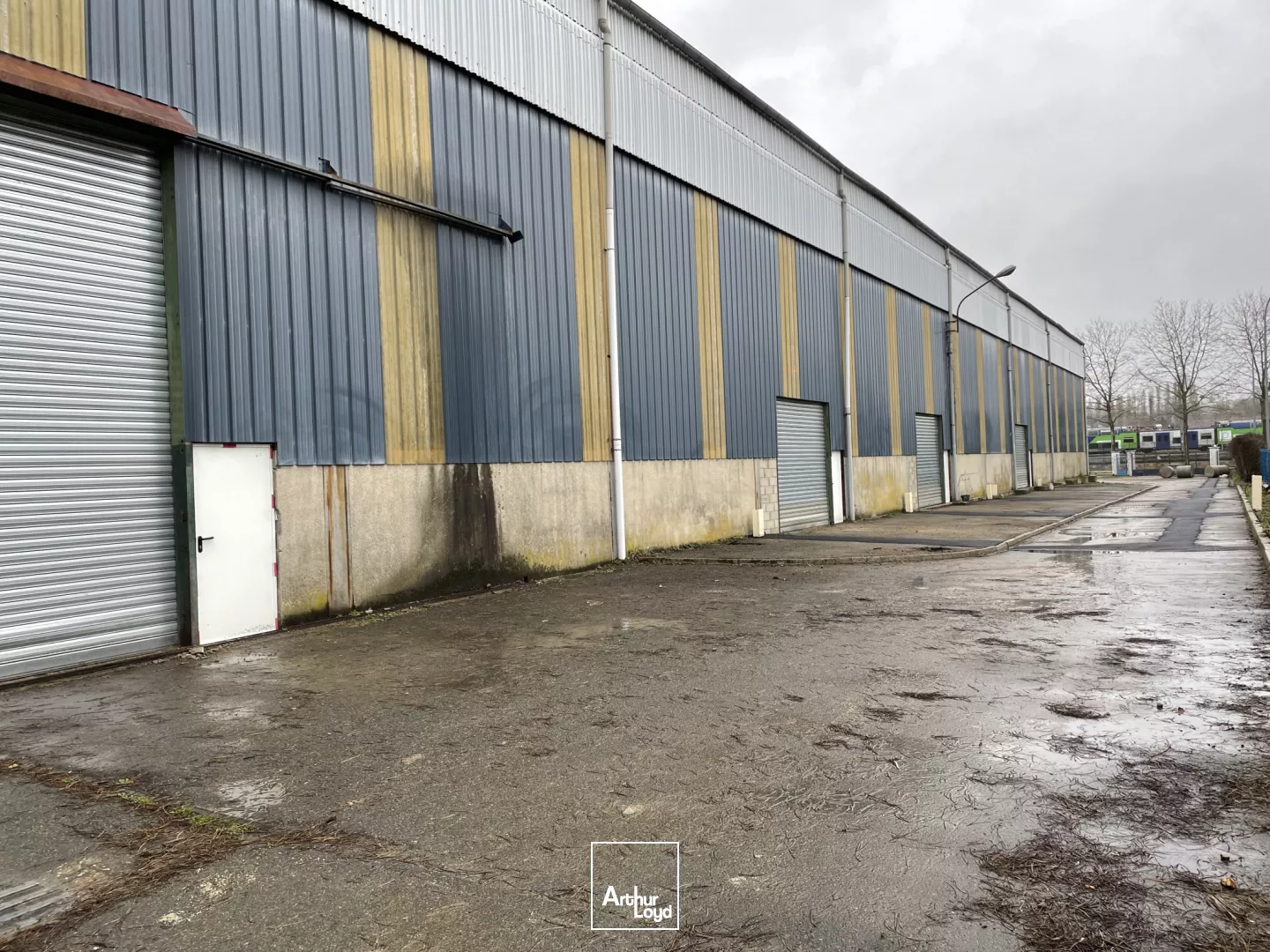 Locaux d'activités divisibles à vendre à Beauvais, quartier de la gare. 